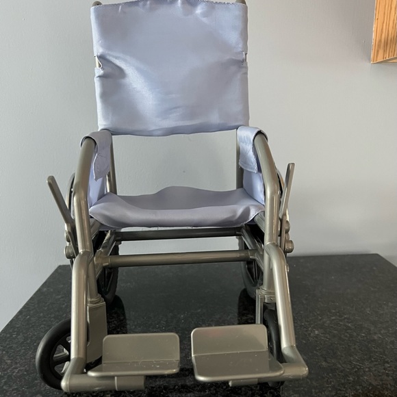 American Girl doll wheelchair with casts and crutches - Picture 7 of 8